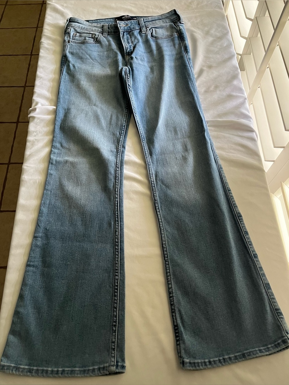 Hollister Women’s Low Rise Boot Cut Jeans Size 6R W28 Light Wash Stretch Denim Y